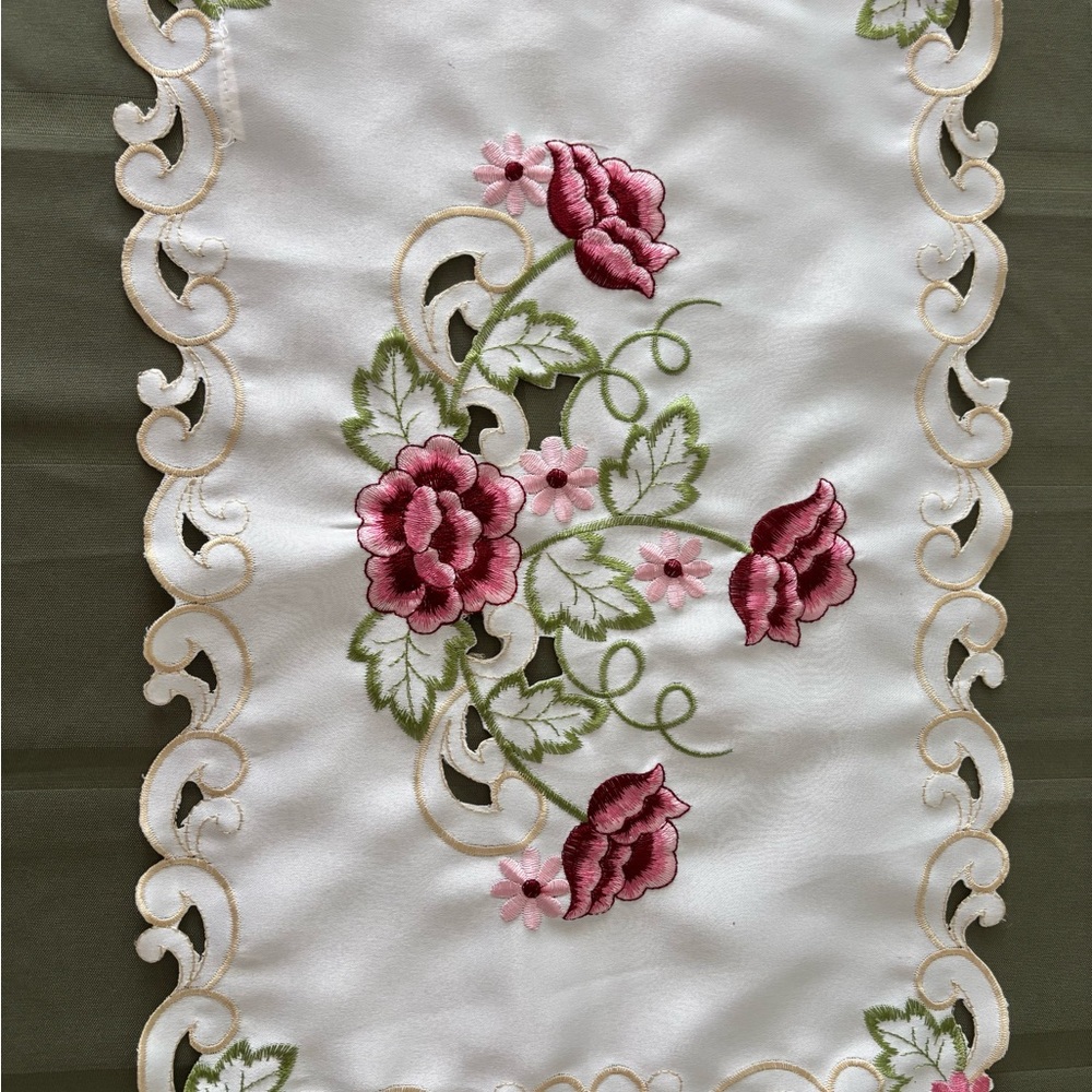 4 rose floral placemats in very good condition! Pinks and Maroons. - Picture 9 of 10